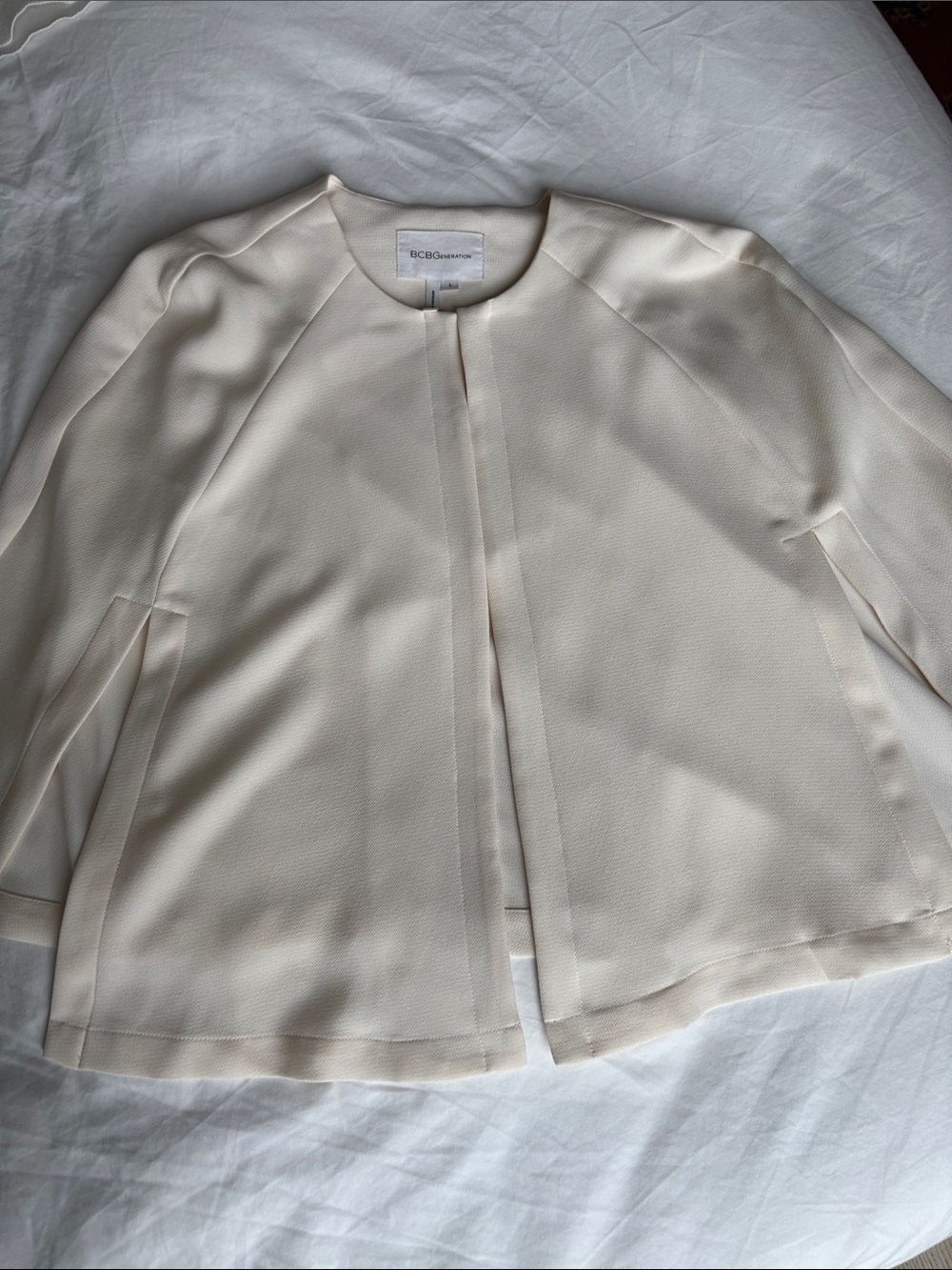 BCBGMaxAzria Cream Collarless Open-Front Cape